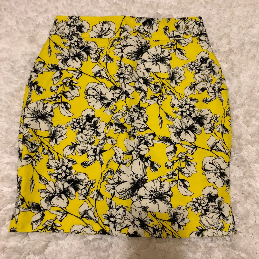 Forever 21 Essentials yellow, black & white floral